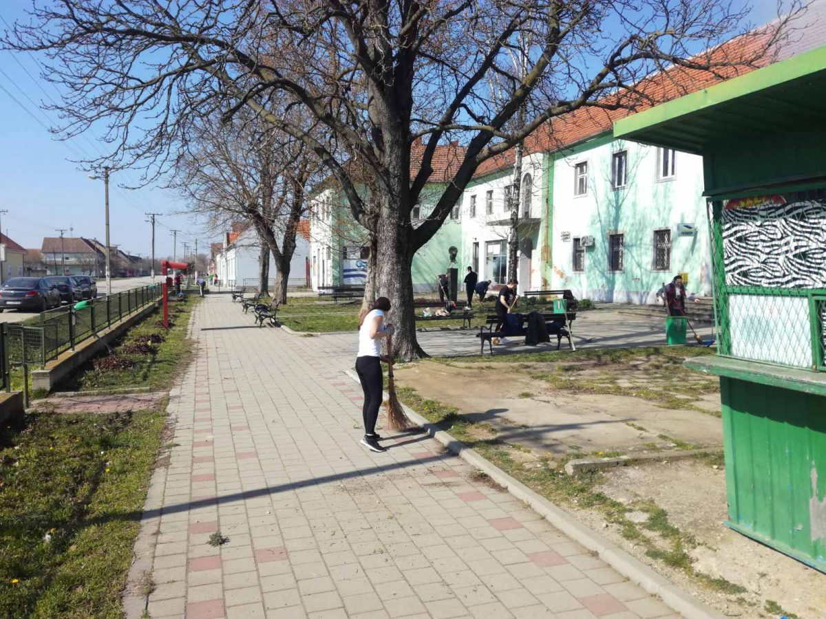 Aktivisti SNS u Vračev Gaju uredili centar sela